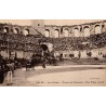 CPA Arles montrant une pique courte pendant une course de taureaux dans les arènes combles