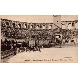 CPA Arles montrant une bonne pique pendant une course de taureaux dans les arènes