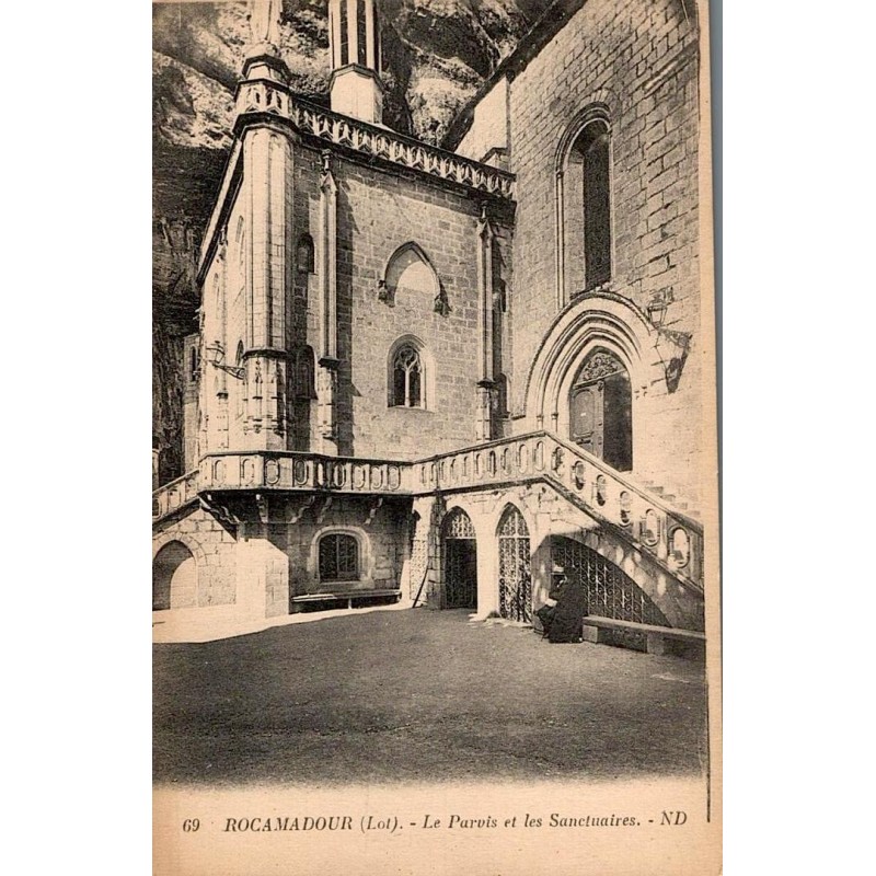 Carte postale ancienne du parvis et des sanctuaires Notre-Dame à Rocamadour (Lot)