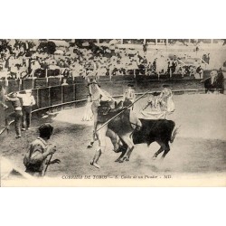 CPA Espagne montrant la chute d’un picador pendant une corrida devant les tribunes