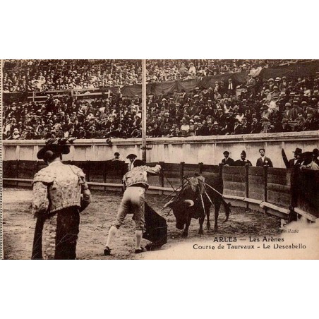 CPA Arles montrant le descabello pendant une course de taureaux dans les arènes