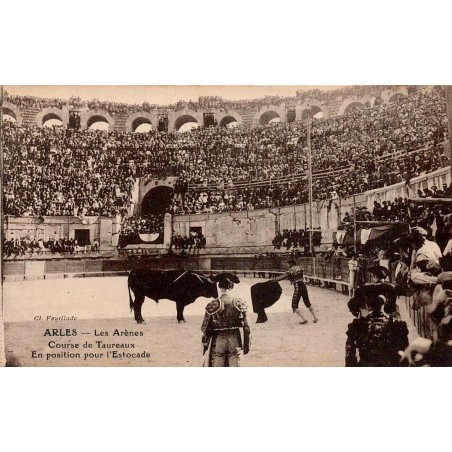 CPA Arles montrant un matador en position pour l’estocade dans les arènes