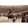 CPA Arles montrant un matador en position pour l’estocade dans les arènes