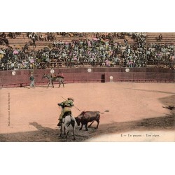 CPA Espagne corrida de toros montrant un picador donnant une pique au taureau dans les arènes