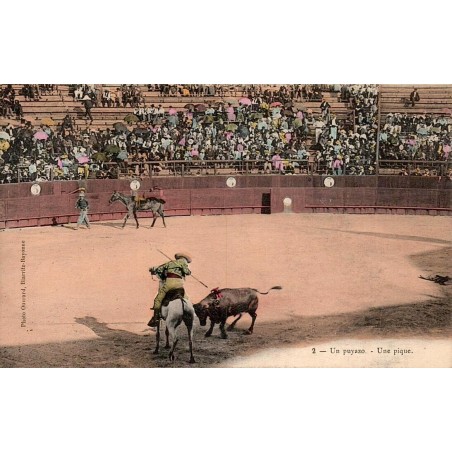 CPA Espagne corrida de toros montrant un picador donnant une pique au taureau dans les arènes