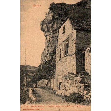149 - ROCAMADOUR - Vieille maison et le Rocher surplombant