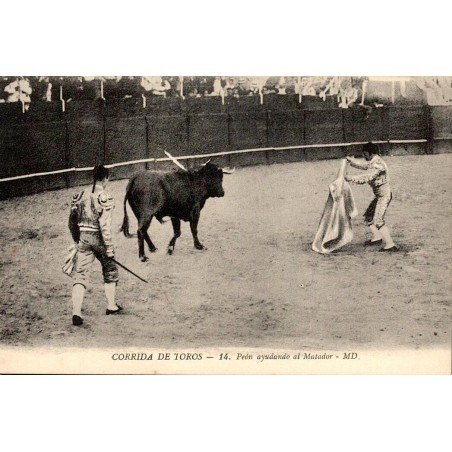 CPA Espagne corrida de toros avec un peón aidant le matador face au taureau dans l’arène