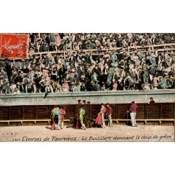 CPA course de taureaux montrant le puntillero donnant le coup de grâce dans des arènes animées