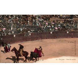 CPA Espagne corrida montrant un torero réalisant un quite pour secourir un picador à cheval