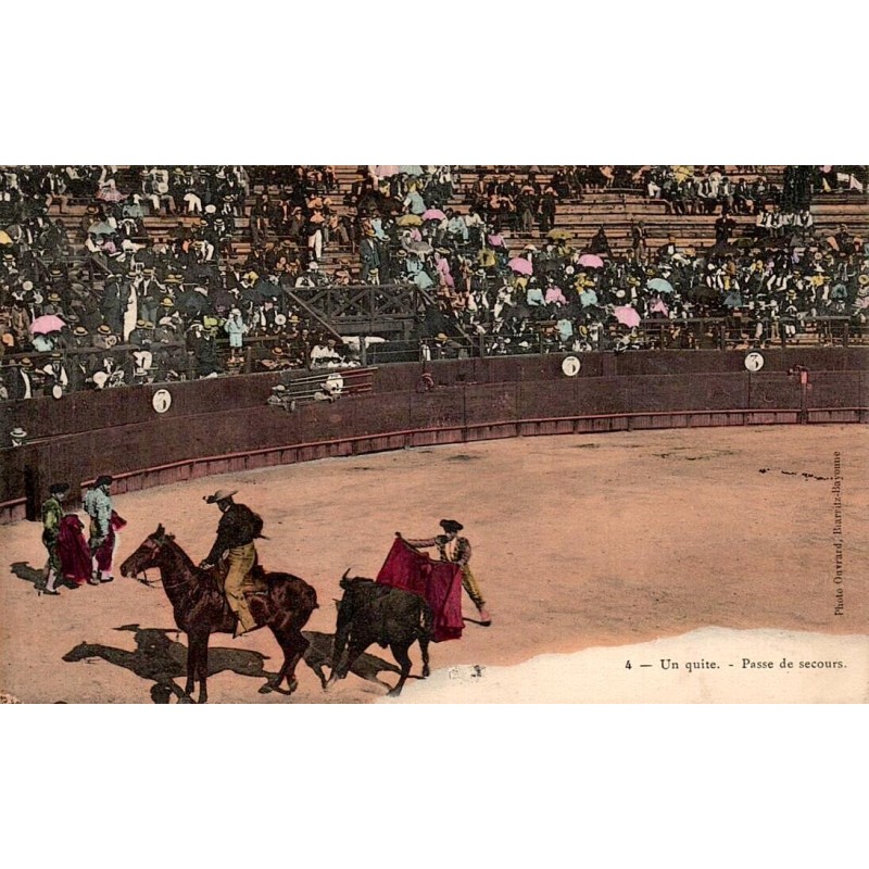 CPA Espagne corrida montrant un torero réalisant un quite pour secourir un picador à cheval