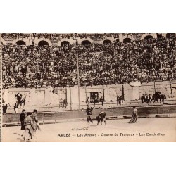 CPA Arles montrant la pose des banderilles lors d’une course de taureaux dans les arènes combles