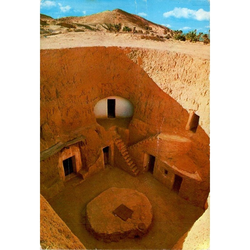 CPM Matmata montrant la cour intérieure d’une habitation troglodyte traditionnelle tunisienne
