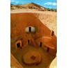 CPM Matmata montrant la cour intérieure d’une habitation troglodyte traditionnelle tunisienne