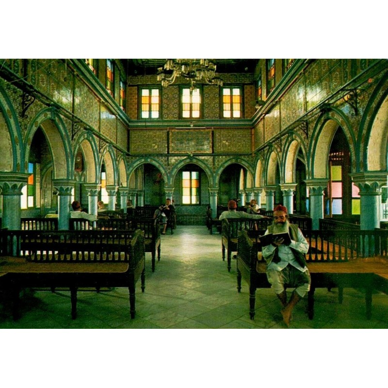 CPM Djerba montrant l’intérieur décoré de la synagogue de la Ghriba avec plusieurs fidèles