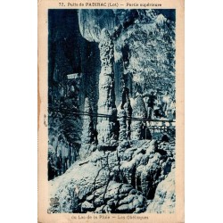 Carte postale ancienne représentant la partie supérieure du Lac de la Pluie et les obélisques au Puits de Padirac (Lot)