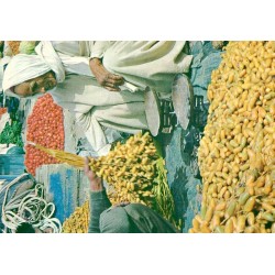 CPSM Tunisie montrant un marchand de dattes, son étal et une balance sur un marché traditionnel