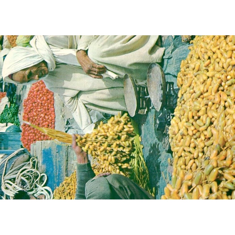 CPSM Tunisie montrant un marchand de dattes, son étal et une balance sur un marché traditionnel