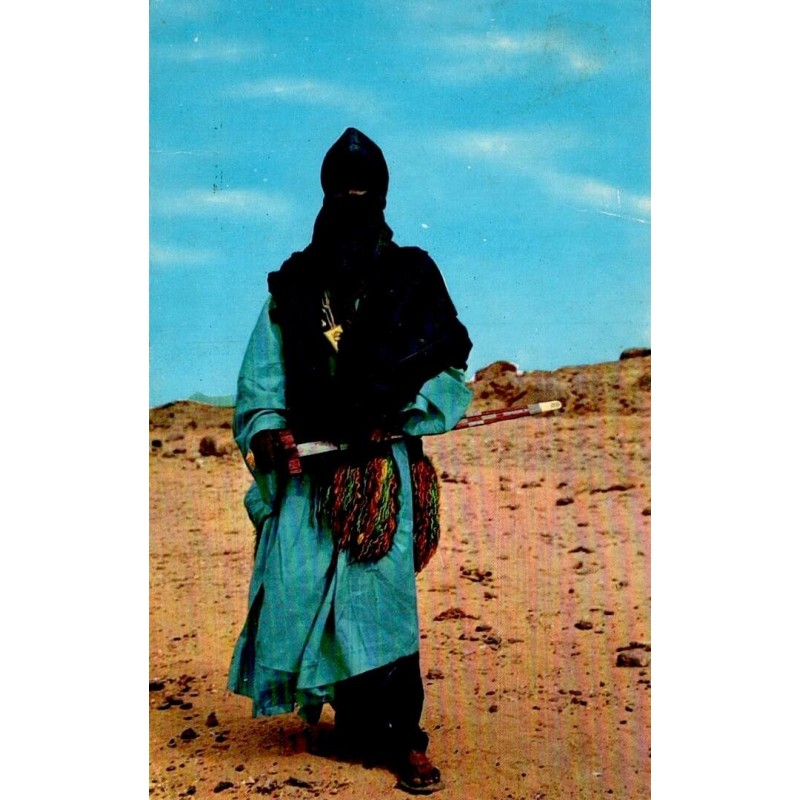 CPSM Hoggar montrant un homme bleu touareg en tenue traditionnelle dans le Sahara algérien