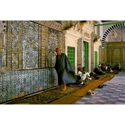 CPM Kairouan montrant l’intérieur décoré de la mosquée Sidi Sahbi avec plusieurs fidèles