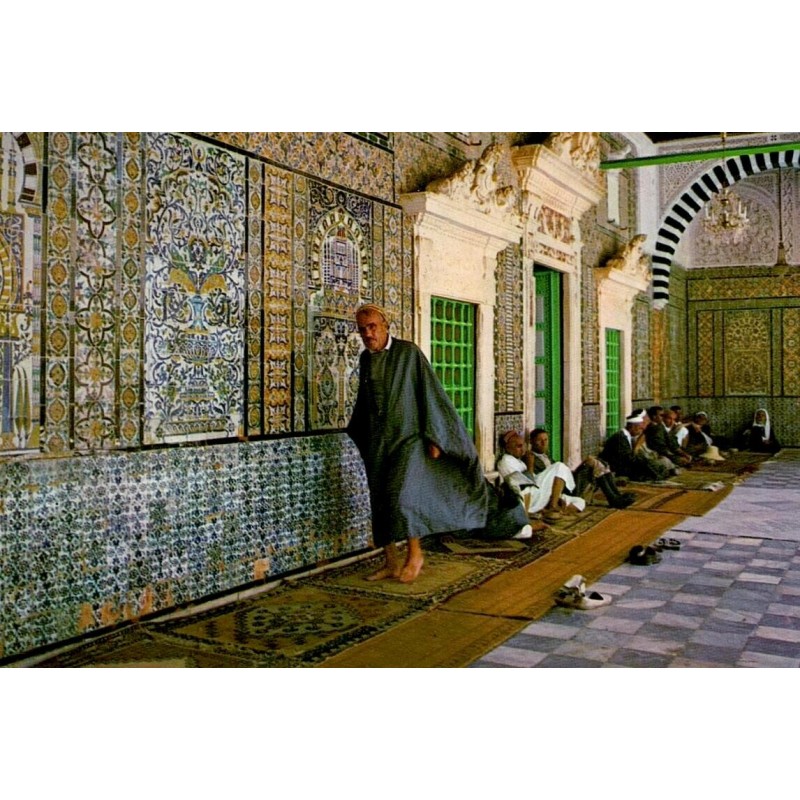 CPM Kairouan montrant l’intérieur décoré de la mosquée Sidi Sahbi avec plusieurs fidèles