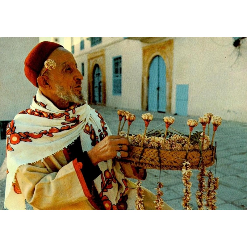 CPSM Sidi Bou Saïd montrant un marchand de jasmin en tenue traditionnelle avec sa corbeille