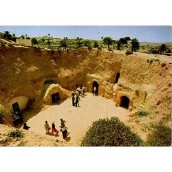 CPM Matmata Tunisie, cour et pièces creusées d’une habitation troglodyte berbère