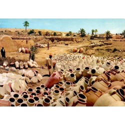 CPM Guellala à Djerba avec jarres, amphores et poteries traditionnelles tunisiennes