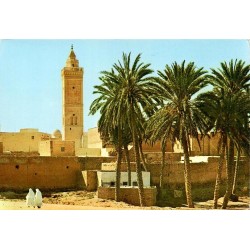 CPM Gafsa mosquée et minaret parmi les palmiers et maisons traditionnelles tunisiennes