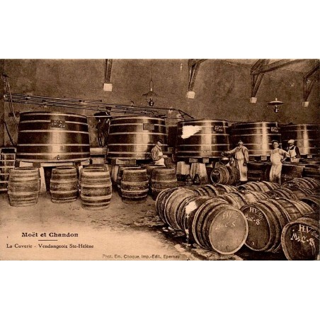 CPA Épernay cuverie Moët et Chandon avec ouvriers, grandes cuves et barriques de champagne