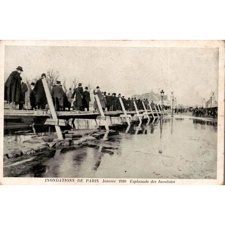CPA Paris inondations de janvier 1910 avec passerelles sur l’esplanade des Invalides