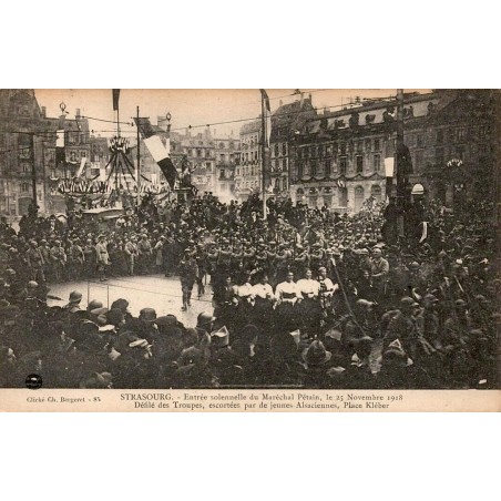 CPA Strasbourg entrée du maréchal Pétain et défilé place Kléber le 25 novembre 1918