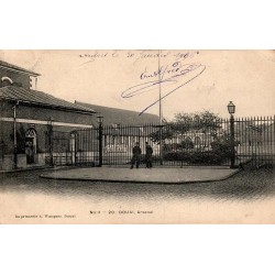 CPA Douai entrée de l’Arsenal avec grille, bâtiments militaires et soldats en faction