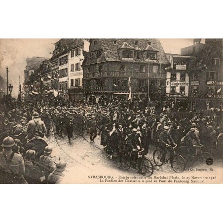 CPA Strasbourg fanfare des chasseurs à pied au pont du Faubourg-National en novembre 1918

Title
