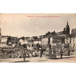 CPA Baccarat rue des Ponts en ruines avec soldats et église de Deneuvre pendant la guerre de 1914