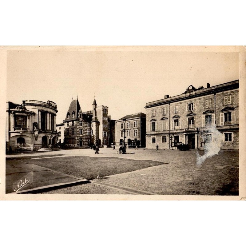 18 - AGEN - Musée, Place de l'Hôtel de Ville