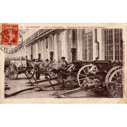 CPA Le Creusot ouvriers montant des canons de campagne dans les usines Schneider en 1916