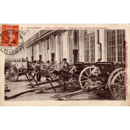 CPA Le Creusot ouvriers montant des canons de campagne dans les usines Schneider en 1916