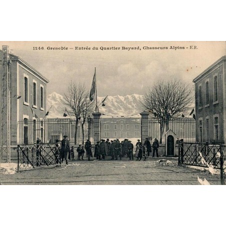 CPA Grenoble entrée du quartier Bayard avec chasseurs alpins et montagnes enneigées