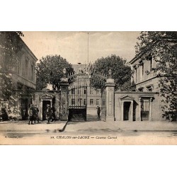 CPA Chalon-sur-Saône entrée de la caserne Carnot avec militaires devant le portail