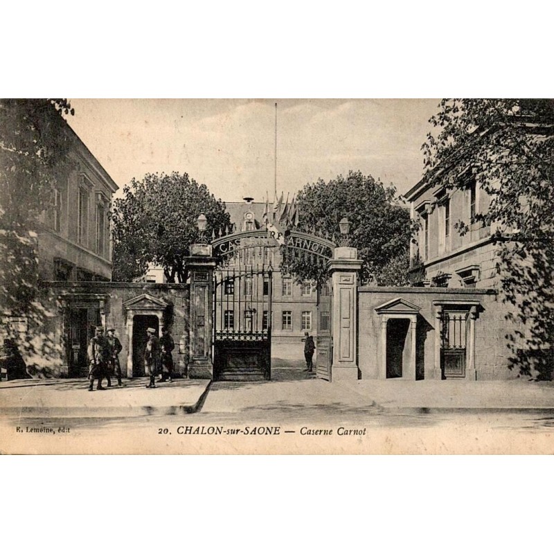 CPA Chalon-sur-Saône entrée de la caserne Carnot avec militaires devant le portail