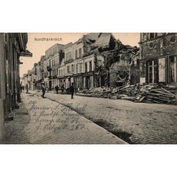 CPA Feldpost allemande montrant une rue et des maisons détruites dans le nord de la France en 1917