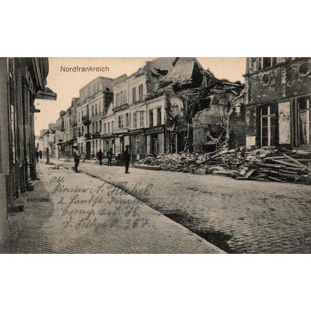 CPA Feldpost allemande montrant une rue et des maisons détruites dans le nord de la France en 1917