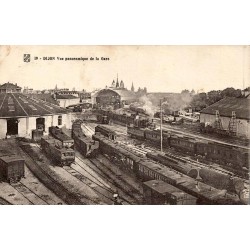 CPA Dijon vue panoramique de la gare avec locomotives à vapeur, trains et voies ferrées