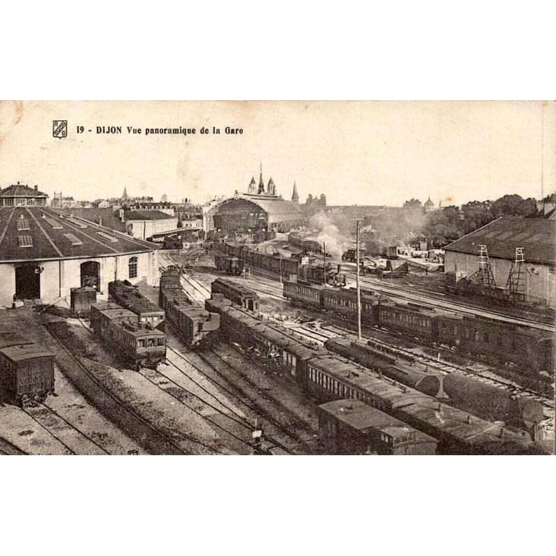 CPA Dijon vue panoramique de la gare avec locomotives à vapeur, trains et voies ferrées