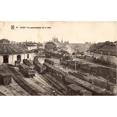 CPA Dijon vue panoramique de la gare avec locomotives à vapeur, trains et voies ferrées