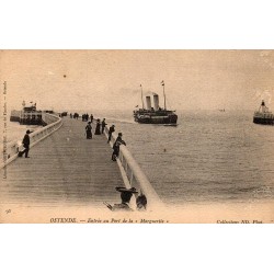 CPA Ostende entrée du port avec le vapeur La Marguerite et promeneurs sur l’estacade