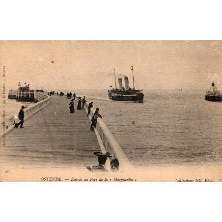 CPA Ostende entrée du port avec le vapeur La Marguerite et promeneurs sur l’estacade
