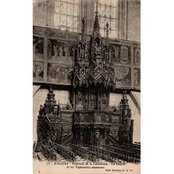 Carte postale ancienne de l’intérieur de la cathédrale d’Angers avec chaire et tapisseries anciennes