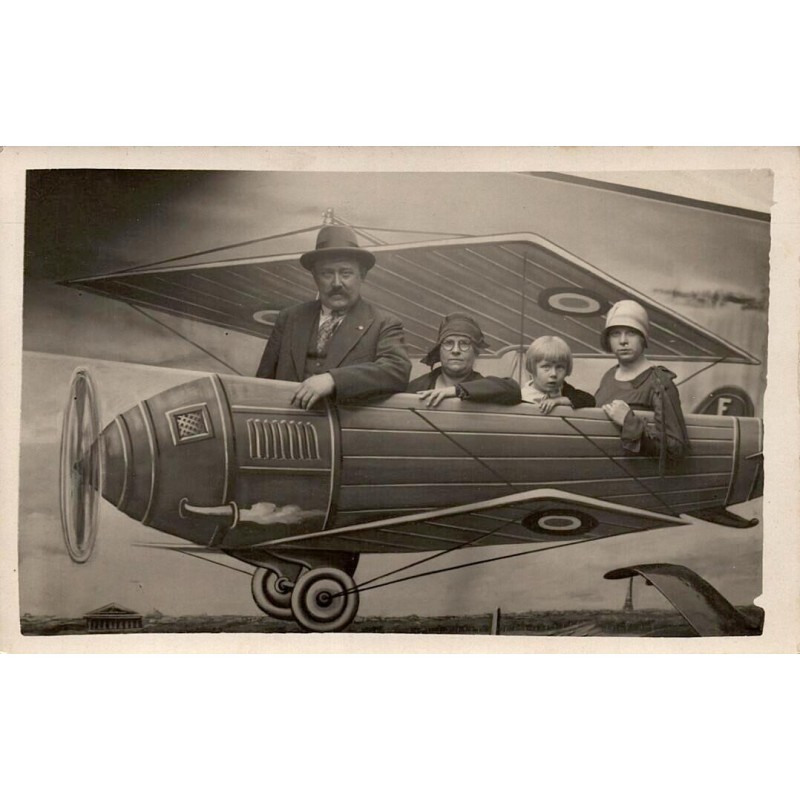 CPA Paris famille posant dans un décor d’avion avec cocardes françaises et tour Eiffel