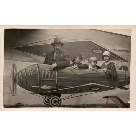 CPA Paris famille posant dans un décor d’avion avec cocardes françaises et tour Eiffel